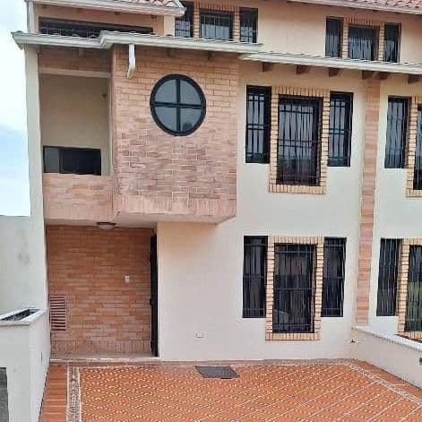 Casa de 3 pisos en Terrazas de La Castellana